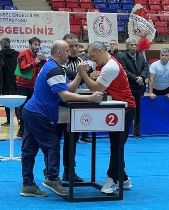 Eyüp Ekmekçi Bilek güreşinde Türkiye şampiyonu oldu